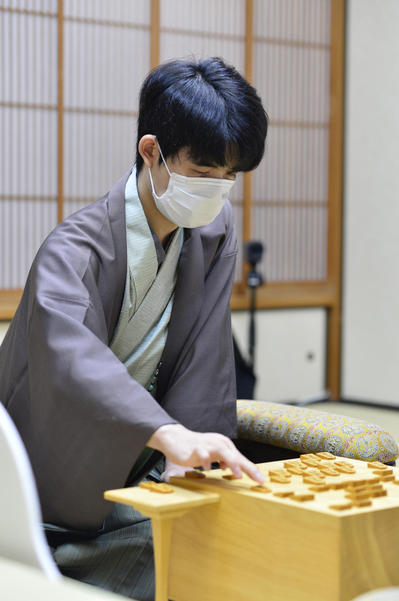 第35期竜王戦7番勝負第6局2日目に臨んだ藤井聡太竜王（日本将棋連盟提供）