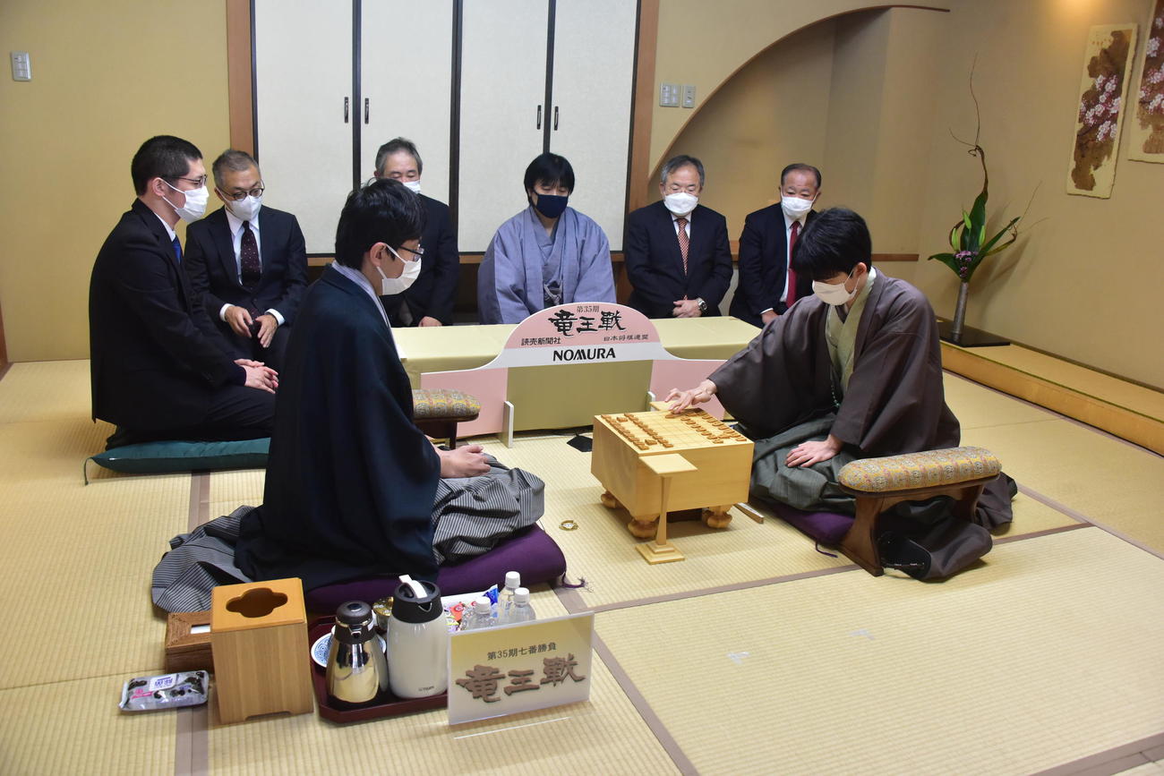第35期竜王戦7番勝負第6局2日目に臨んだ藤井聡太竜王（右）、広瀬章人八段（日本将棋連盟提供）