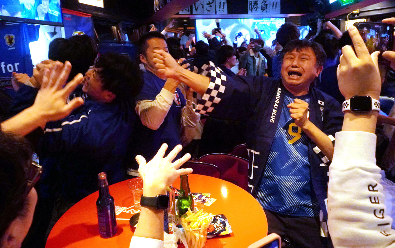 2日、「Fields　渋谷」でスペイン戦勝利に喜びを爆発させる日本サポーター