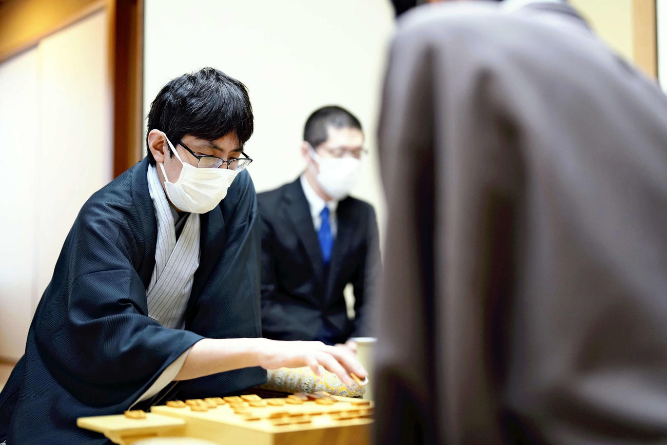 第35期竜王戦七番勝負第6局、前日の指し手を再現する広瀬章人八段（代表撮影）