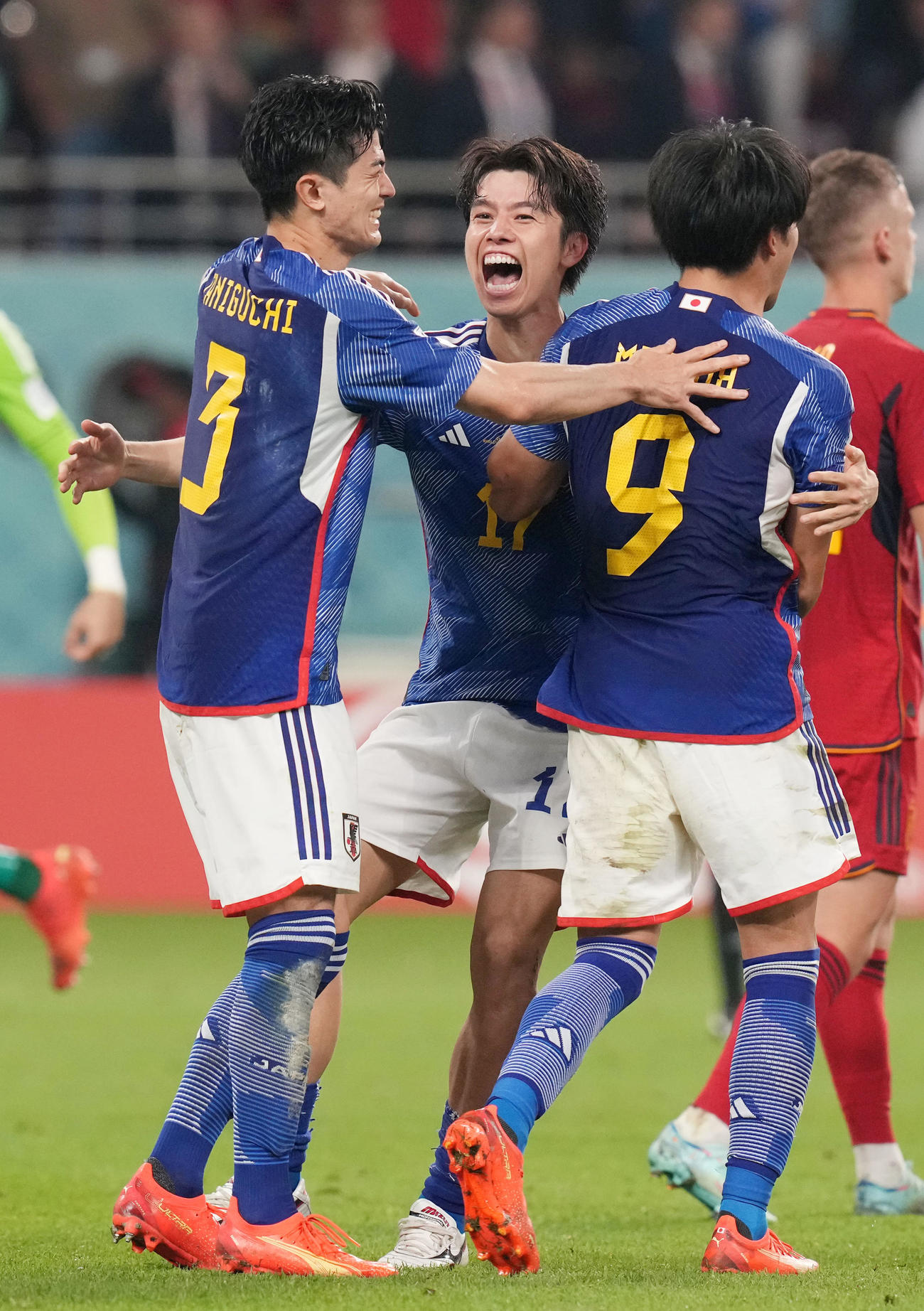 日本対スペイン　グループEを1位通過で決勝トーナメント進出を果たし抱き合う、左から谷口、田中、三笘（撮影・パオロ・ヌッチ）