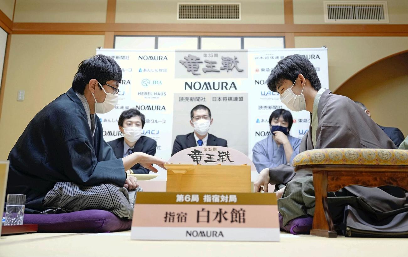 対局を振り返る藤井聡太竜王（右）と広瀬章人八段（代表撮影）