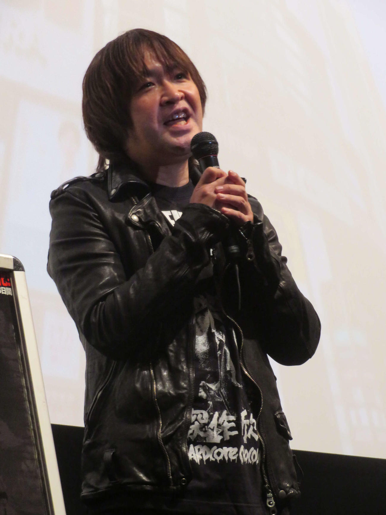 さよなら渋谷TOEI「バトル・ロワイアル」特別上映で、父深作欣二さんの思い出を語る深作健太監督（撮影・村上幸将）