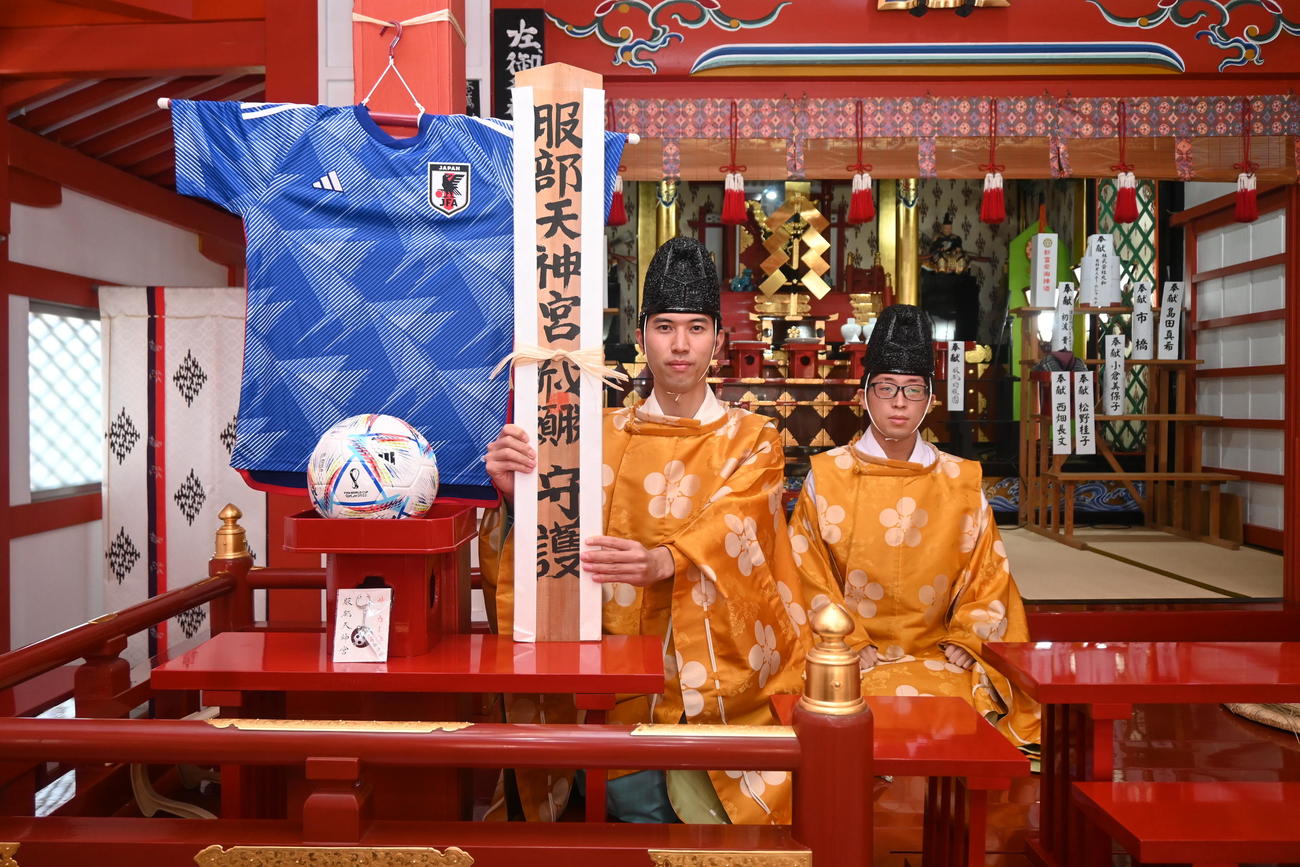 クロアチア戦の日本代表の必勝祈願祭で祝詞を読み上げた加藤大志禰宜（左）、相川真人出仕（撮影・松浦隆司）
