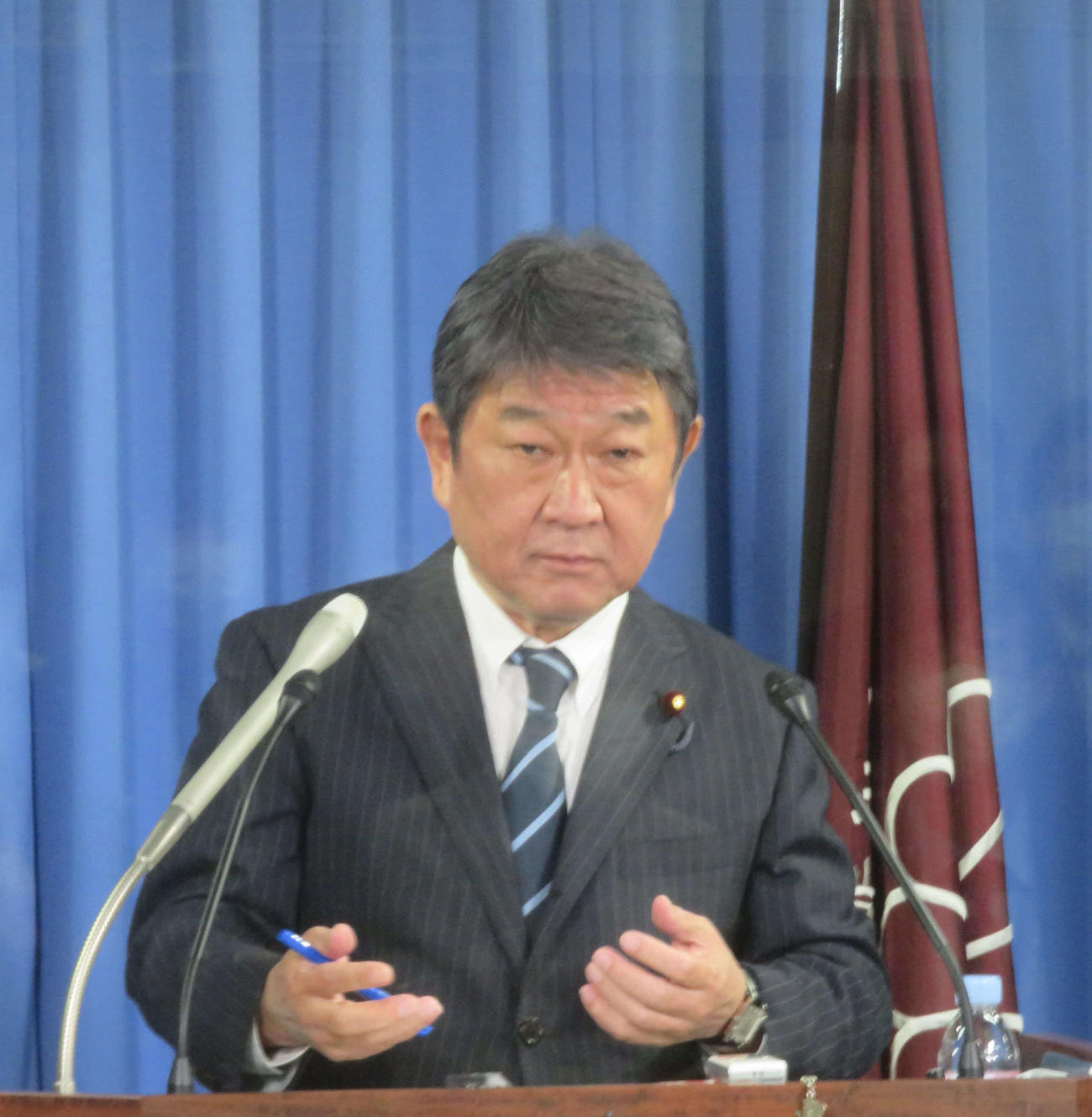 自民党の茂木敏充幹事長は記者会見で旧統一教会の被害者救済新法の会期内成立を掲げた