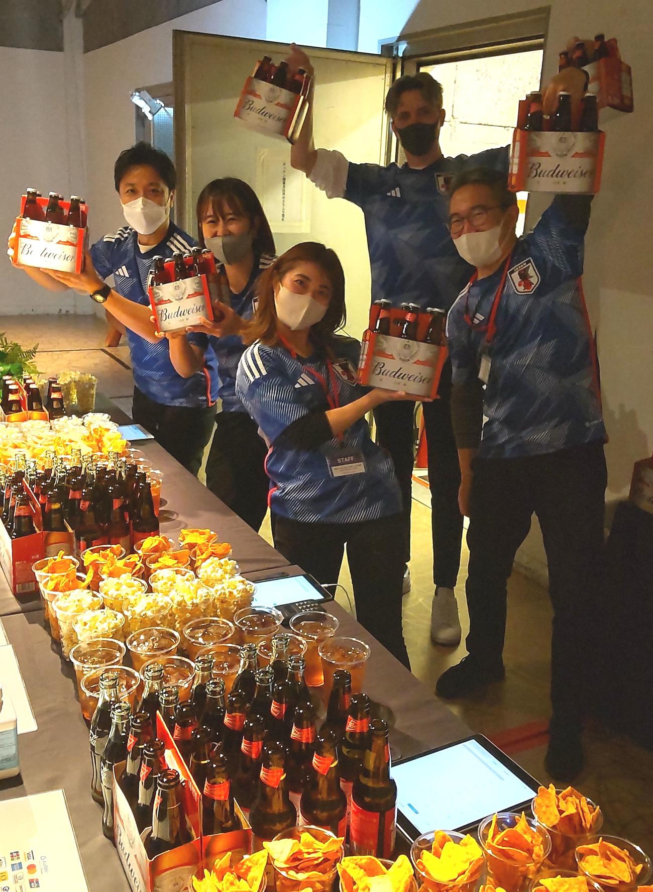PV開始前、ビール500本を用意して飲料販売コーナーではスタッフが「全部売り切るぞー」と気合いを入れた（撮影・寺沢卓）