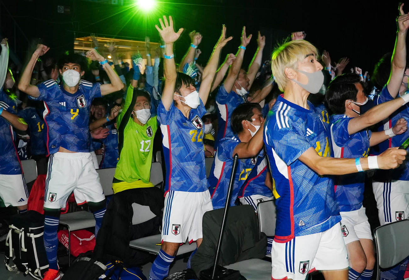 パブリックビューイング会場で応援し、日本の先制点に喜びを爆発させる「＃ちょいまねジャパン」のメンバー（撮影・菅敏）