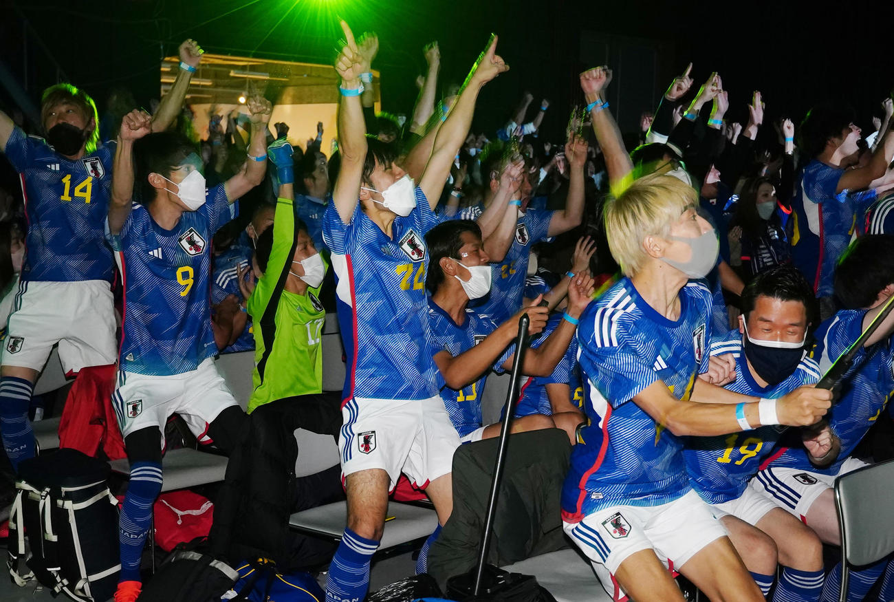 パブリックビューイング会場で応援し、日本の先制点に喜びを爆発させる「＃ちょいまねジャパン」のメンバー（撮影・菅敏）