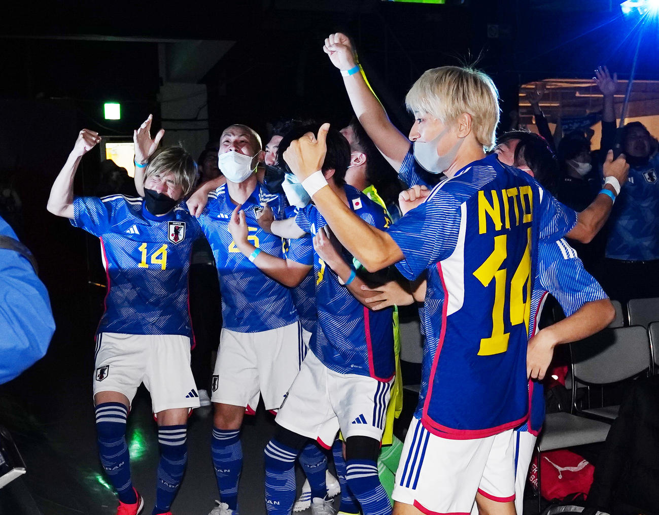 パブリックビューイング会場で応援し、日本の先制点に喜びを爆発させる「＃ちょいまねジャパン」のメンバー（撮影・菅敏）