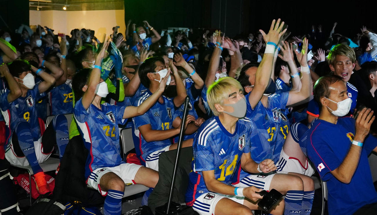 パブリックビューイング会場で応援し、シュートが決まらず天を仰ぐ「＃ちょいまねジャパン」のメンバーたち（撮影・菅敏）