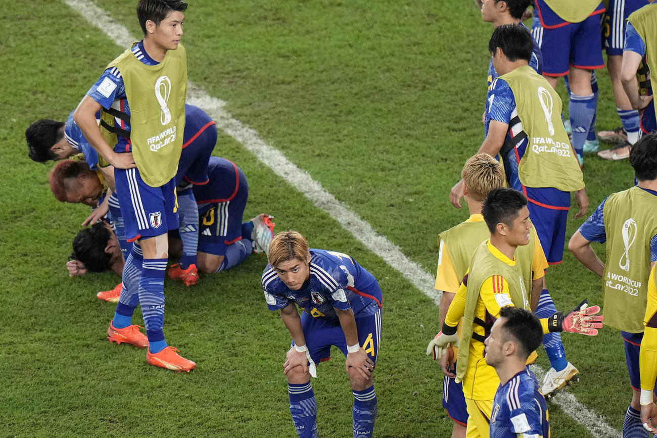 日本対クロアチア　PK戦で敗れ、肩を落とす日本代表の選手たち（AP）