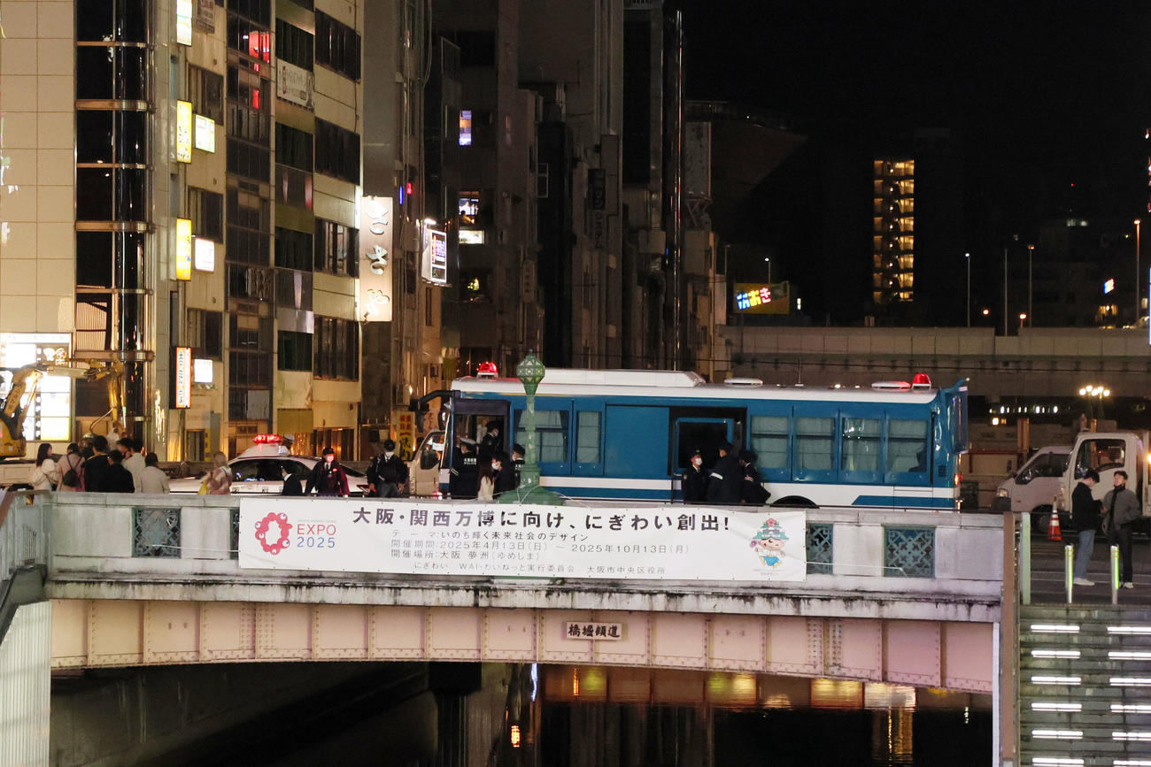 キックオフ前から御堂筋には警察のバスが待機（撮影・加藤哉）