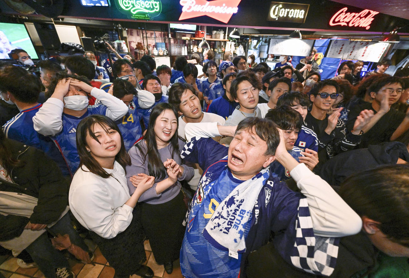 クロアチアに敗れ、頭を抱える日本サポーター（渋谷のスポーツバー、共同）