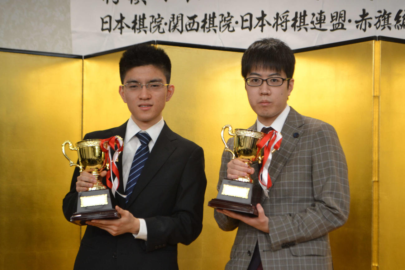 新人王表彰式に臨んだ囲碁の酒井佑規三段（左）と将棋の服部慎一郎五段（右）