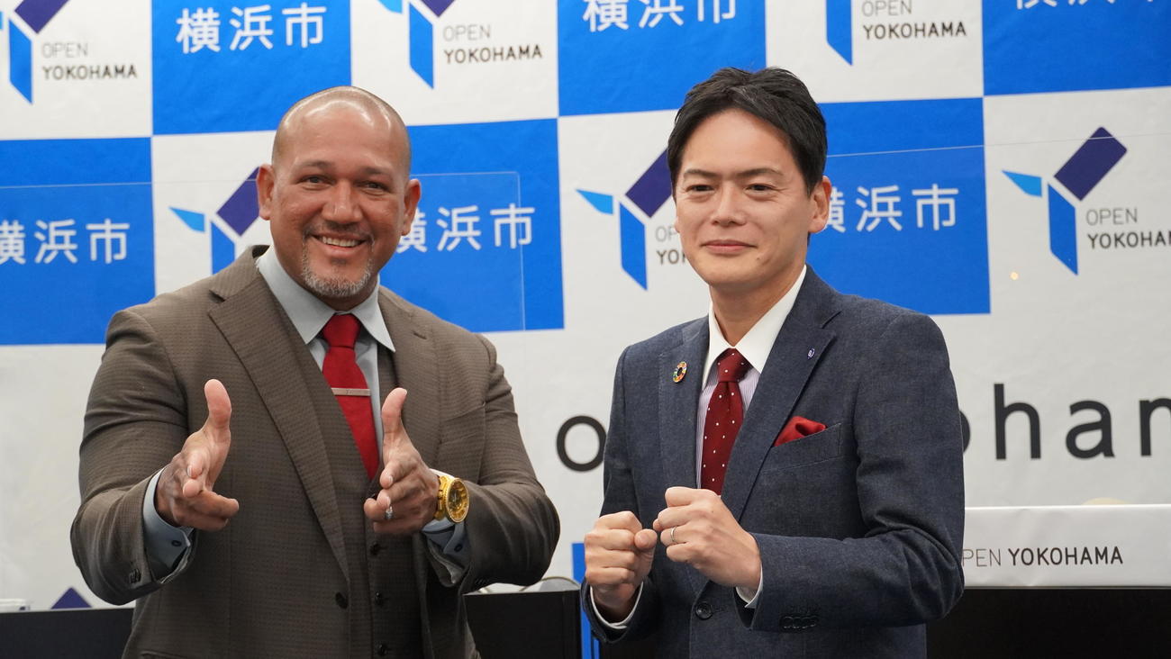 会見した、横浜市・山中竹春市長（右）と、元横浜DeNAベイスダーズ監督のアレックス・ラミレス氏