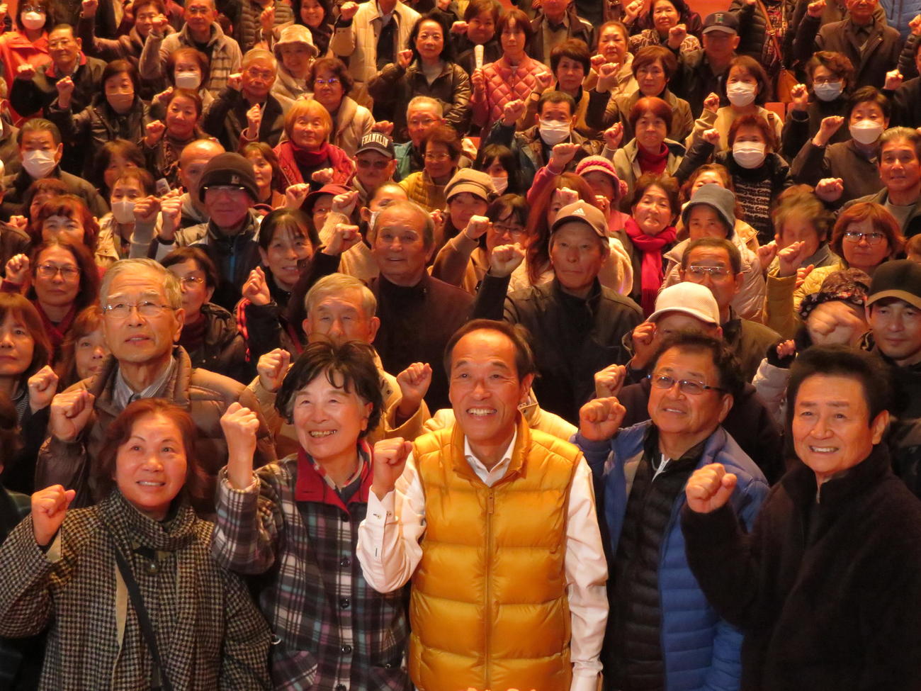 東国原英夫氏は、延岡市で行われた決起集会で集まった市民とともに笑顔で記念撮影した（撮影・寺沢卓）