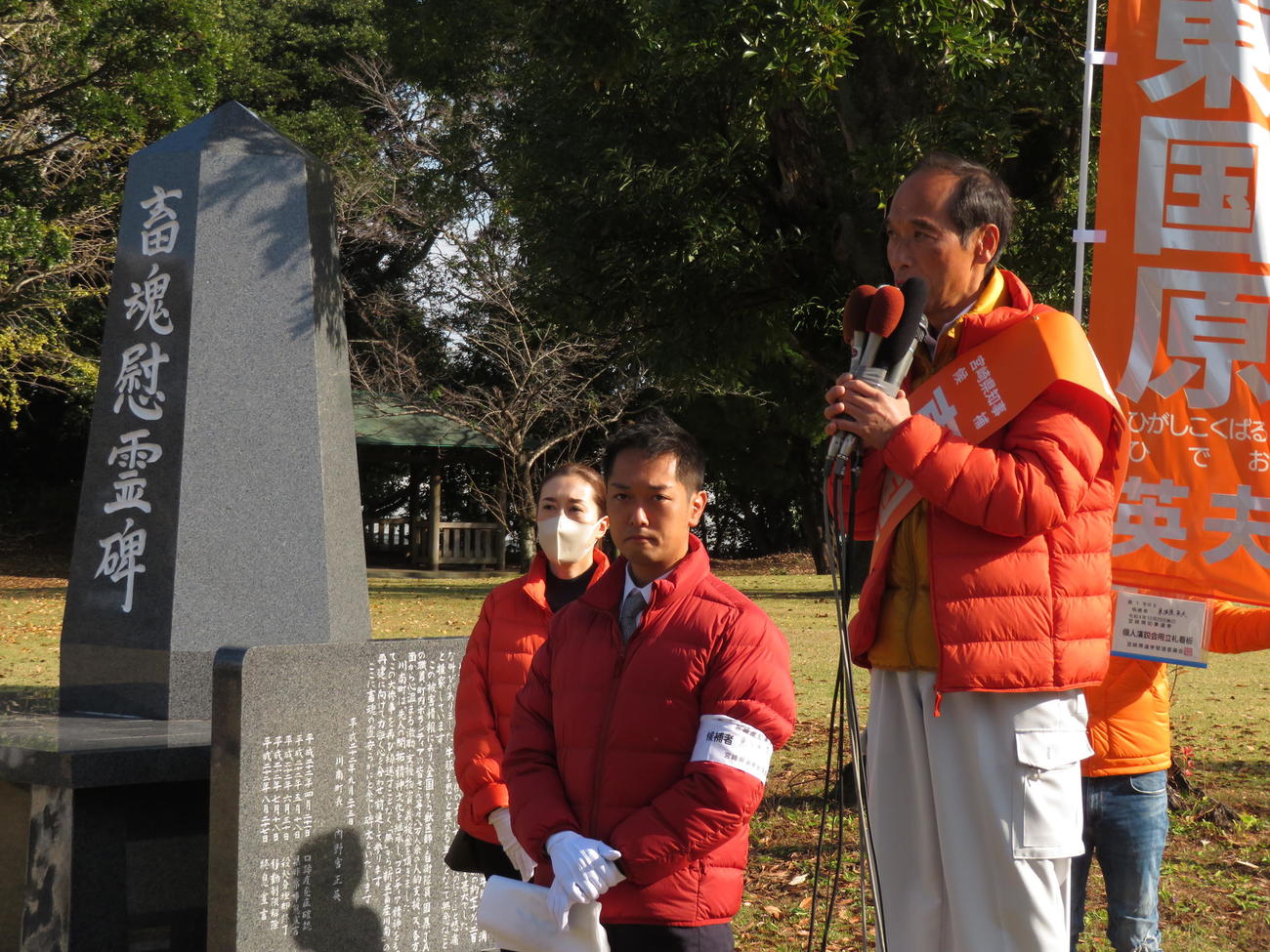 宮崎県知事選に立候補した東国原英夫前知事は川南町の畜魂慰霊碑前で「この知事選は宮崎県の天王山です」と訴えた。長男加藤守さんと後方では妻春香さんが見守った（撮影・寺沢卓）