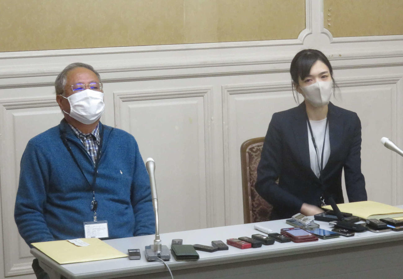 旧統一教会の被害者救済法案の衆院可決を傍聴した小川さゆり（仮名）さん（右）と橋田達夫さんが国会で会見した（撮影・大上悟）