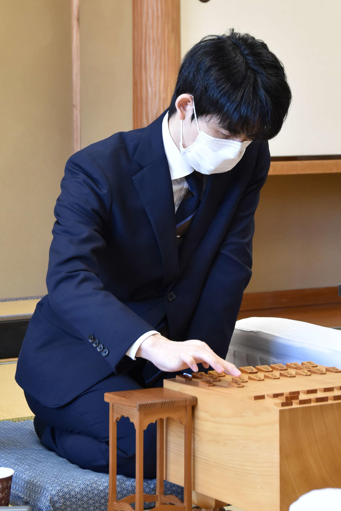 年度内6冠の望みをつなぐために羽生善治九段との対局に臨む藤井聡太竜王（日本将棋連盟提供）