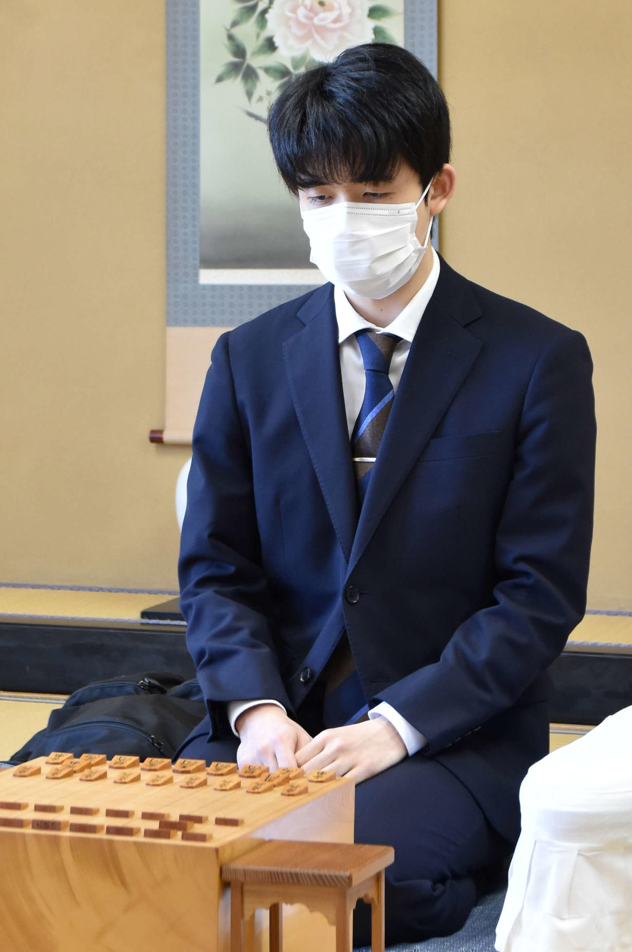 年度内6冠の望みをつなぐために羽生善治九段との対局に臨む藤井聡太竜王（日本将棋連盟提供）