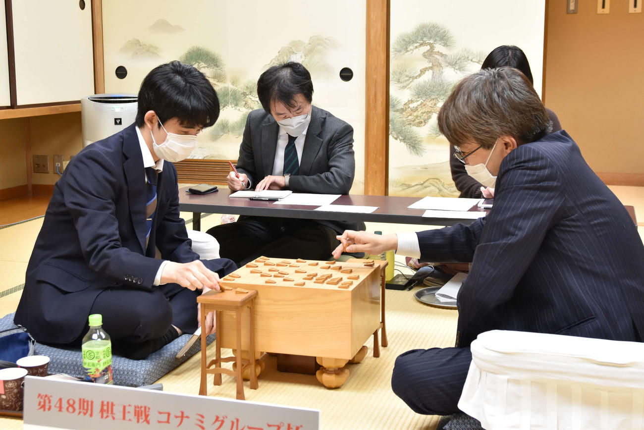 羽生善治九段（右）を下して佐藤天彦九段との挑戦者決定戦変則2番勝負に敗者復活戦から勝ち上がった藤井聡太竜王（左、日本将棋連盟提供）