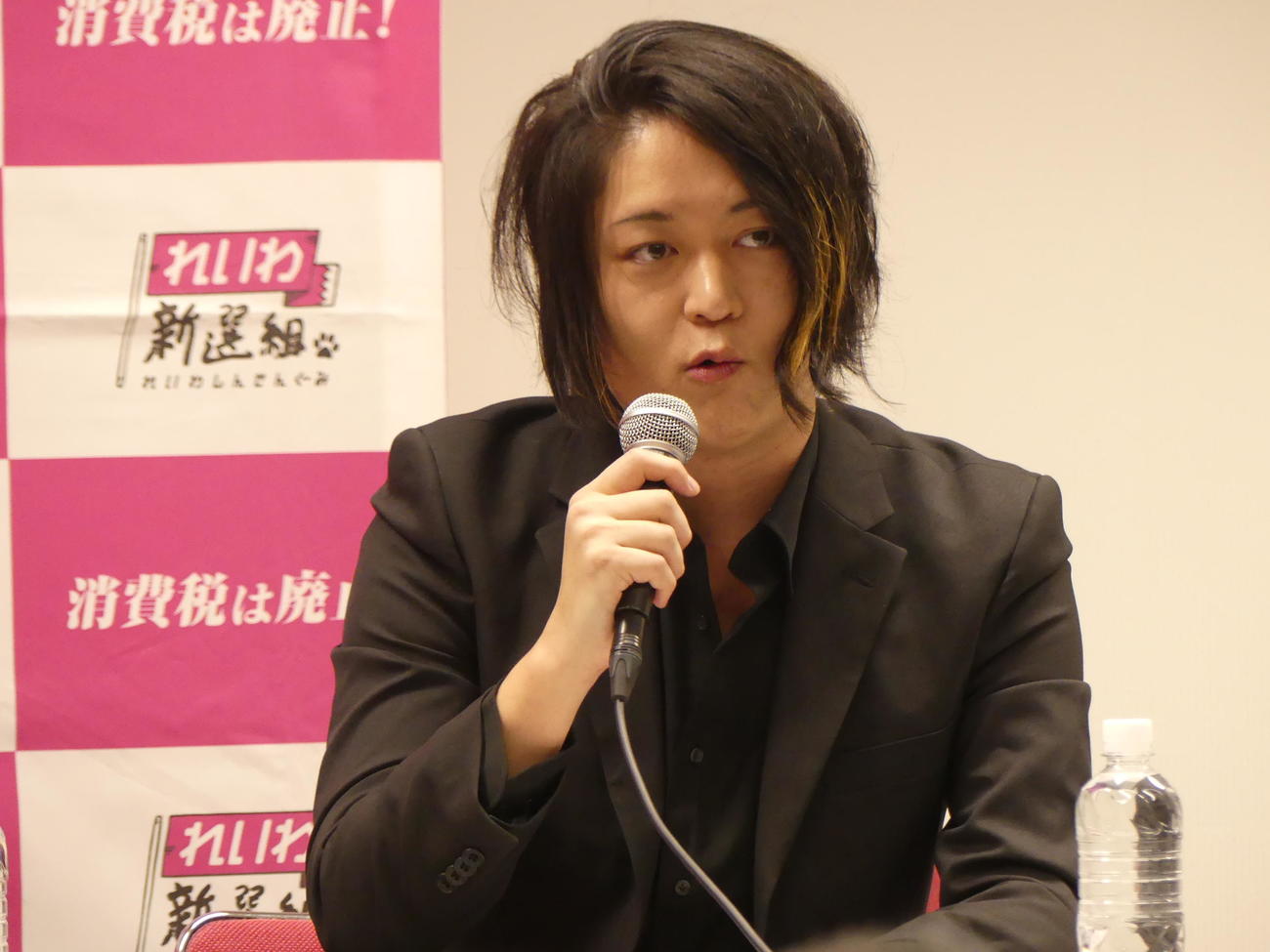 れいわ新選組代表選に民間人の立場で立候補し、会見する作家で評論家の古谷経衡氏（撮影・中山知子）