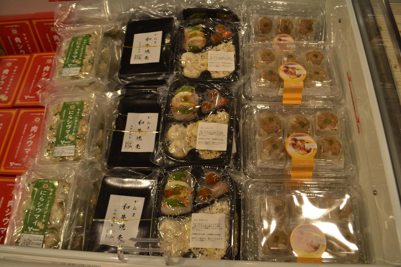 博覧会で販売されている「かぬまシウマイ」の商品の数々