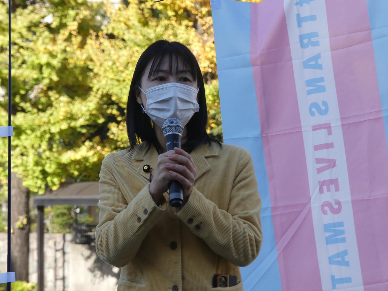 杉田水脈総務政務官の発言を国会で追及した立憲民主党の塩村文夏・参院議員も抗議活動に参加した