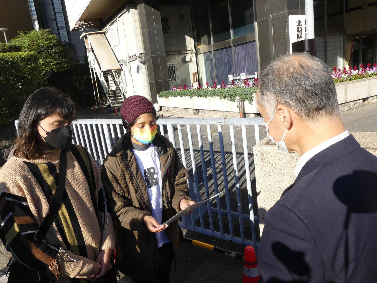 杉田水脈総務政務官の更迭を求める抗議活動の後、杉田氏の更迭などを求めた要請書を自民党側に提出する関係者