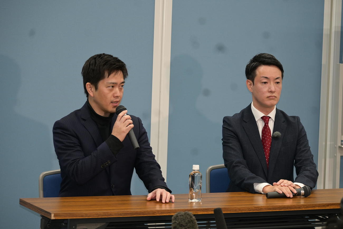 市長選の公認候補に決まった横山英幸・大阪府議（右）、吉村洋文大阪府知事（撮影・松浦隆司）