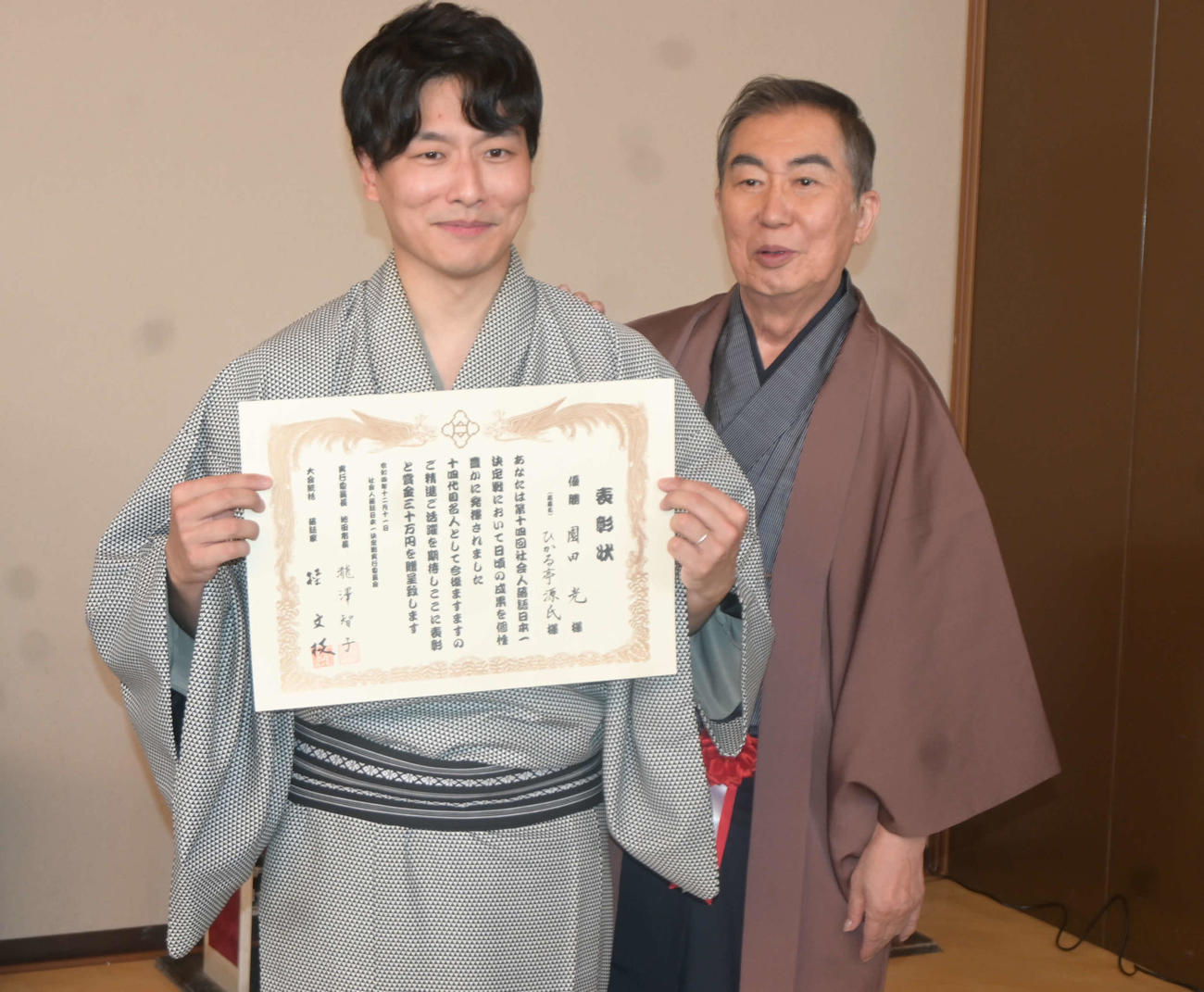 第14回社会人落語日本一決定戦で優勝したひかる亭源氏（本名・園田光）さん、大会統括の桂文枝（右）（撮影・松浦隆司）