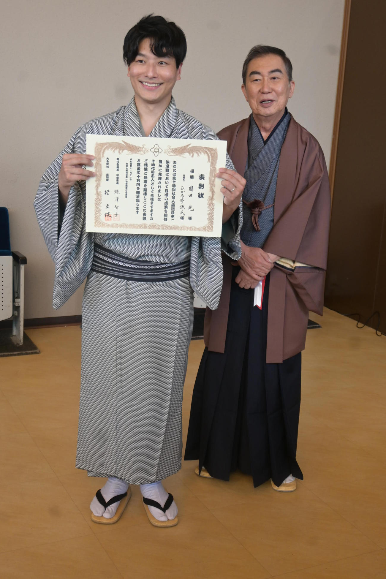 第14回社会人落語日本一決定戦で優勝したひかる亭源氏（本名・園田光）さん、大会統括の桂文枝（右）（撮影・松浦隆司）