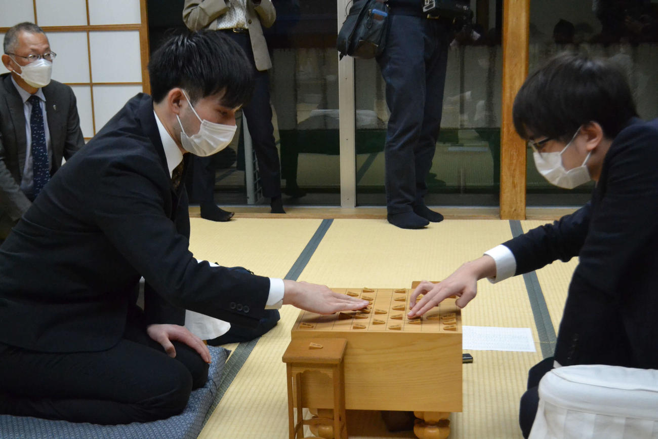 小山怜央アマ（左）は岡部怜央四段（右）との「怜央対決」を制して編入試験2勝として合格まであと1勝とした