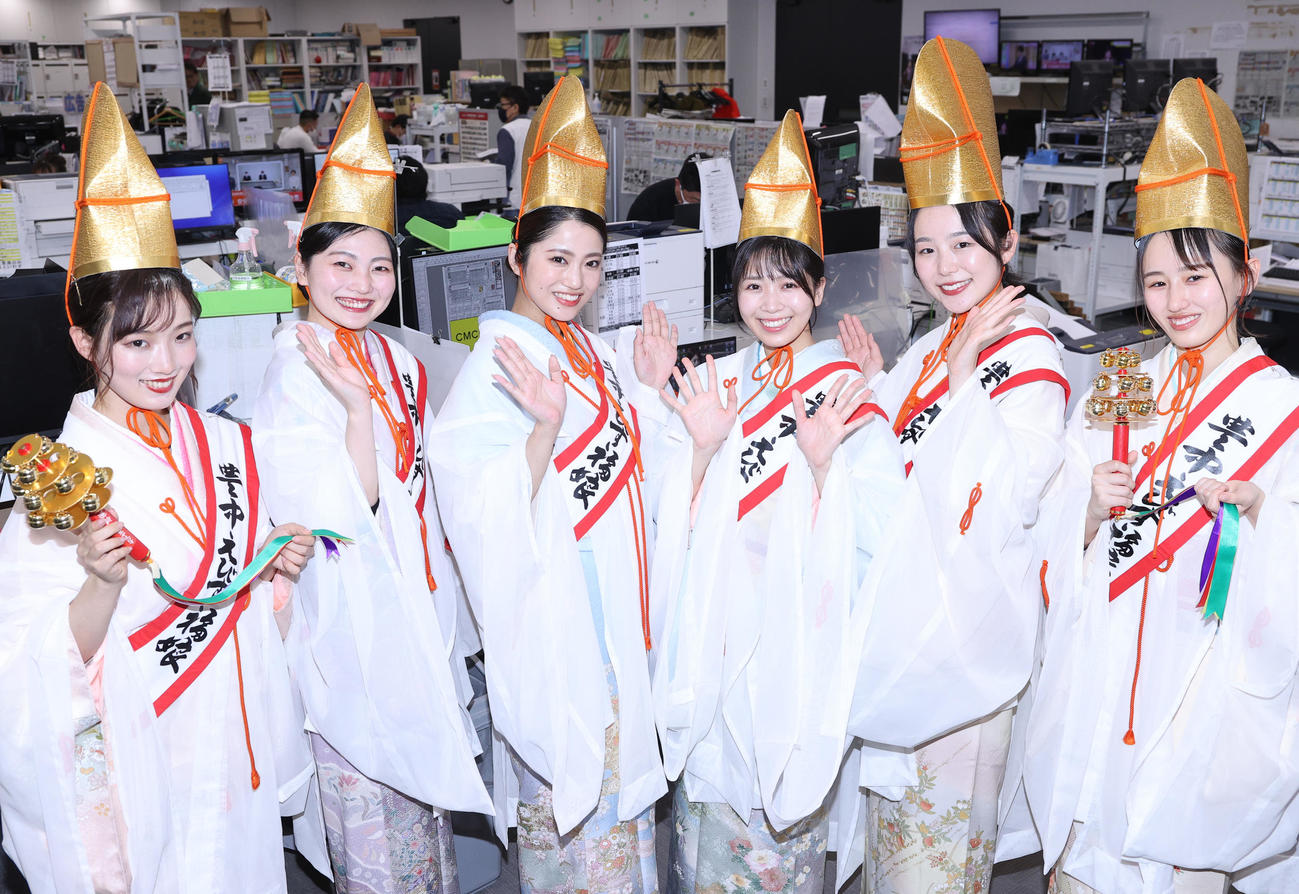 福を授けるため来社した服部天神宮の福娘、左から岡本なつめさん、葉狩明日香さん、植野ひかるさん、安田桃寧さん、今西音寧さん、樋口一葉さん（撮影・上山淳一）