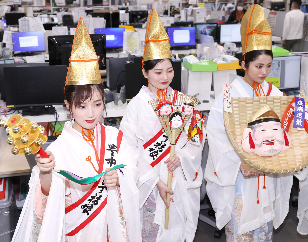 福を授けるため来社した服部天神宮の福娘（撮影・上山淳一）