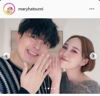 指輪を見せる村中七段（左）と初美メアリ（初美メアリのインスタグラムより）