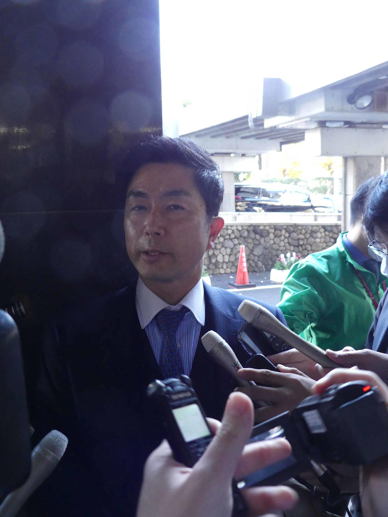 「防衛増税」をめぐる自民党の会合に出席後、報道陣の取材に応じる牧原秀樹衆院議員（撮影・中山知子）