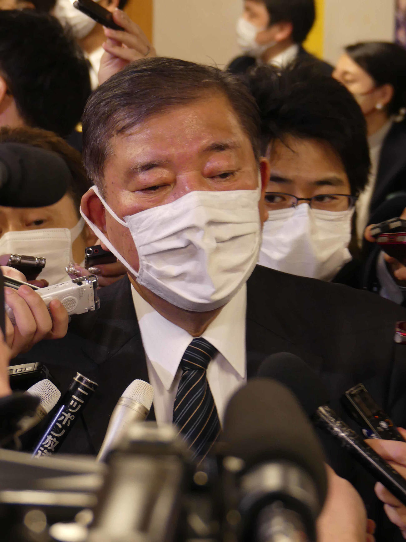 「防衛増税」をめぐる自民党の会合に出席後、報道陣の取材に応じる石破茂元幹事長（撮影・中山知子）