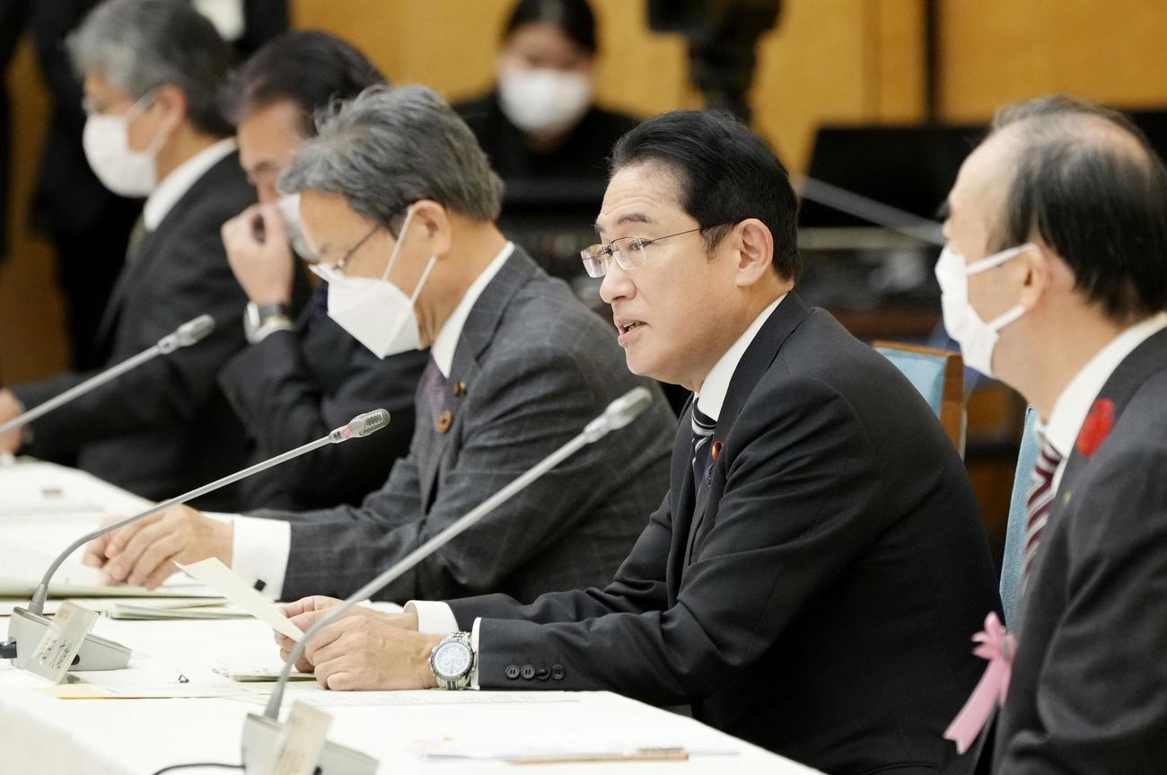 「防災推進国民会議」であいさつする岸田首相（右から2人目）（共同）