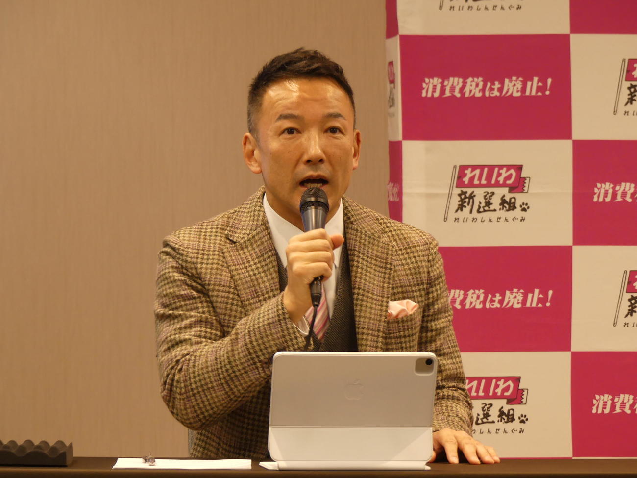 れいわ新選組代表選で、続投が決まりあいさつする山本太郎代表（撮影・中山知子）