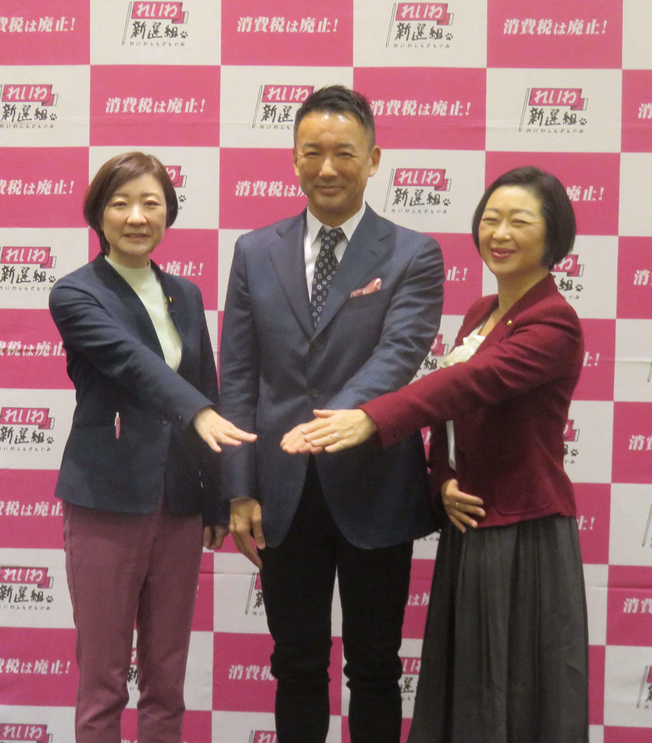 れいわ新選組の山本太郎代表（中央）と新たに共同代表に就任した櫛渕万里（右）、大石晃子両衆院議員（撮影・大上悟）