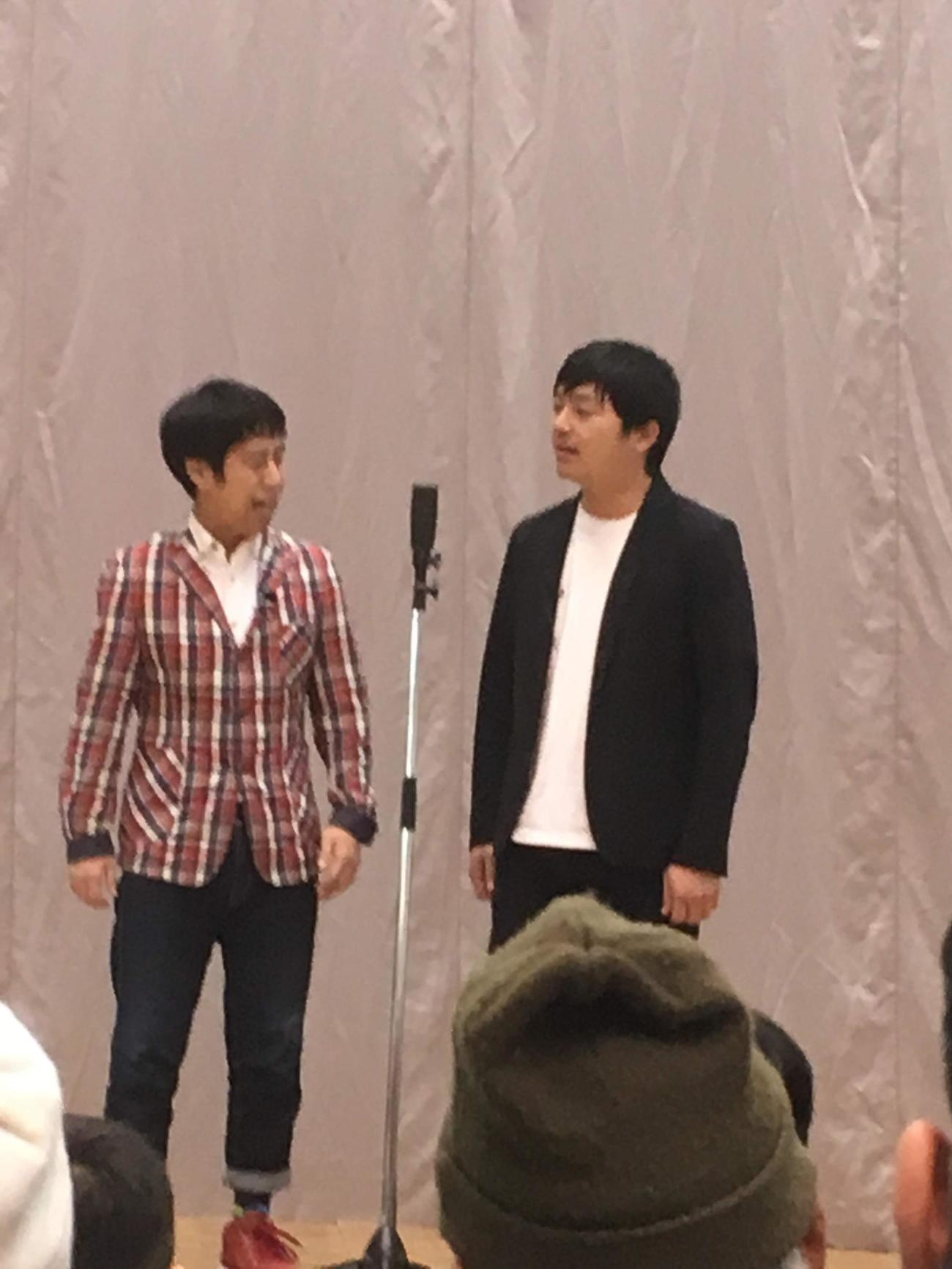 20年1月12日、リニューアルオープンに伴うウエストランドの一時閉館を前にして漫才を披露するウエストランドの井口浩之（左）と河本太（マルイ提供）