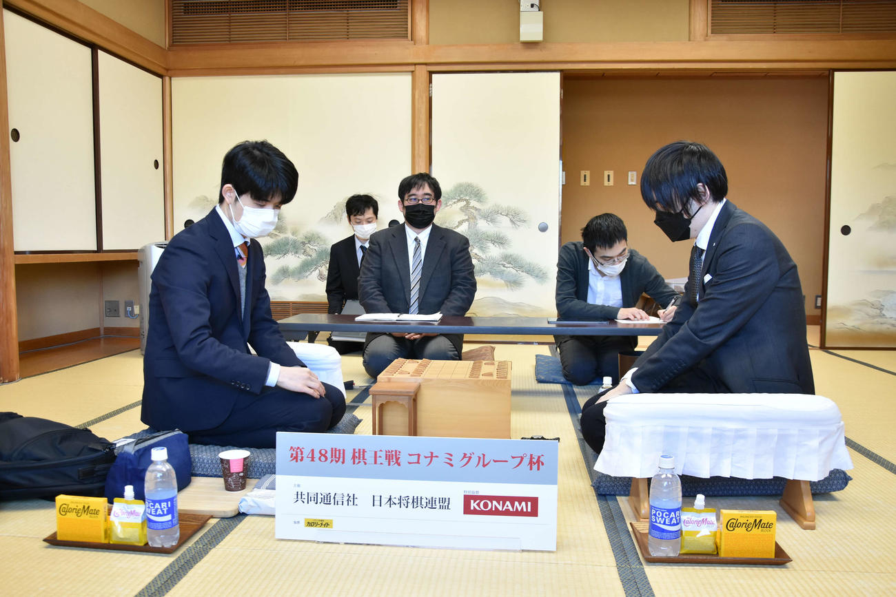 棋王戦挑戦者決定戦の対局開始を待つ先手の藤井聡太竜王（左）と後手の佐藤天彦九段（日本将棋連盟提供）
