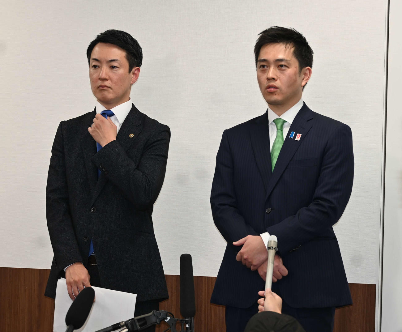 大阪維新の会の全体会議終了後、取材に応じる吉村洋文知事（右）、大阪市長選に出馬予定の大阪府議の横山英幸氏（撮影・松浦隆司）