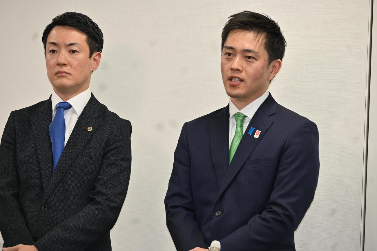 大阪維新の会の全体会議終了後、取材に応じる吉村洋文知事（右）、大阪市長選に出馬予定の大阪府議の横山英幸氏（撮影・松浦隆司）
