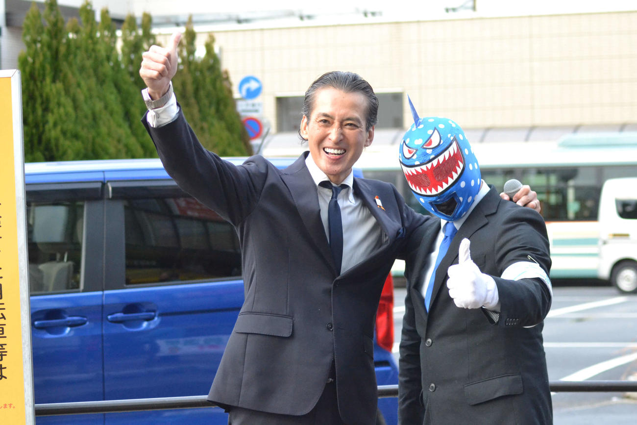 元光GENJIの大沢樹生（左）は同じ地域政党「東京新党16」から西東京市議選に立候補したザ・シャーク氏の応援に駆けつけた
