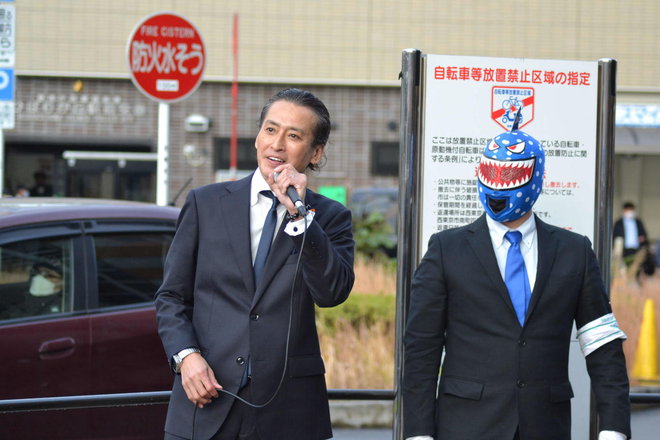 元光GENJIの大沢樹生（左）は同じ地域政党「東京新党16」から西東京市議選に立候補したザ・シャーク氏の応援演説を行う
