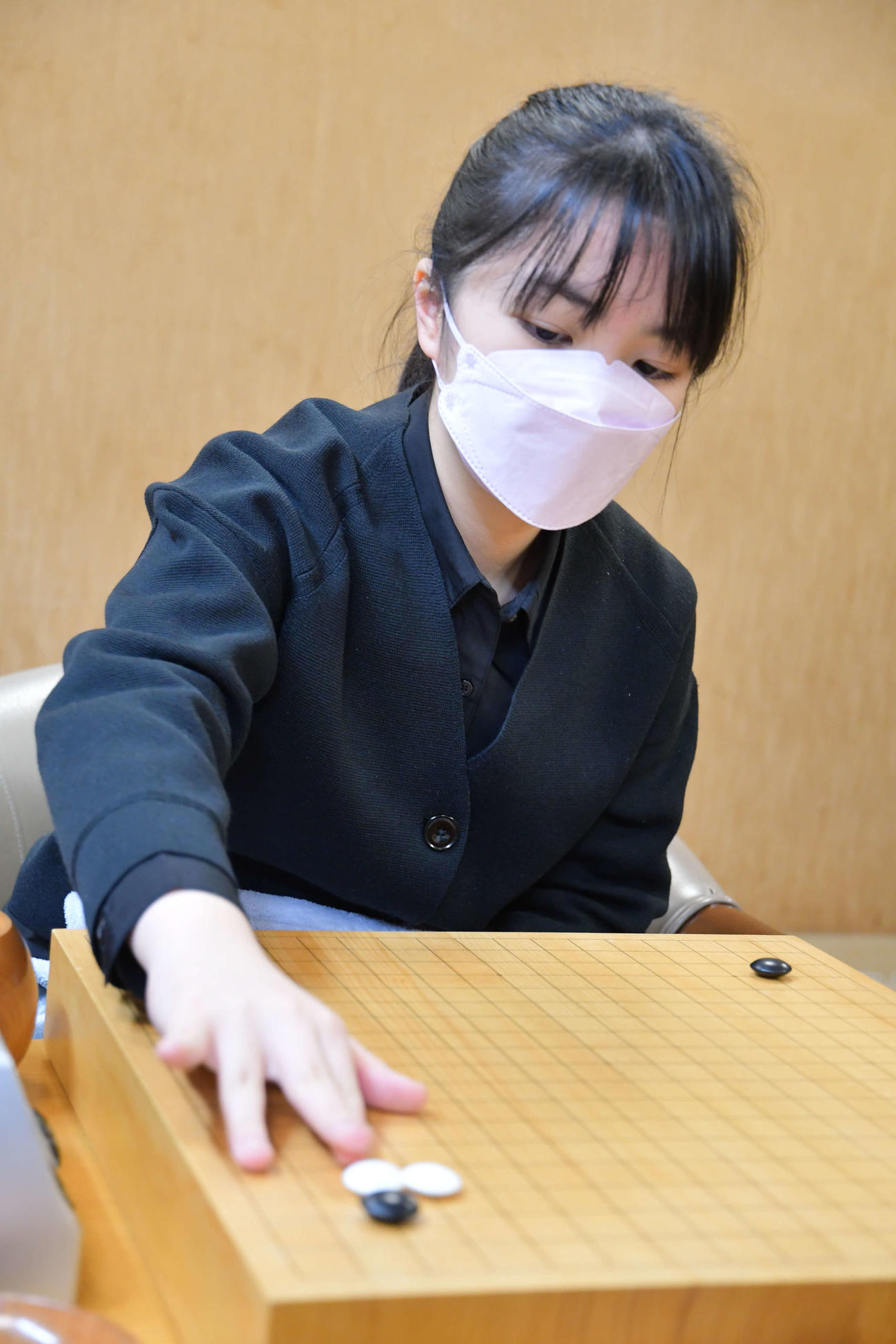 牛栄子扇興杯を下して今年最後の対局を白星で飾った仲邑菫三段（日本棋院提供）