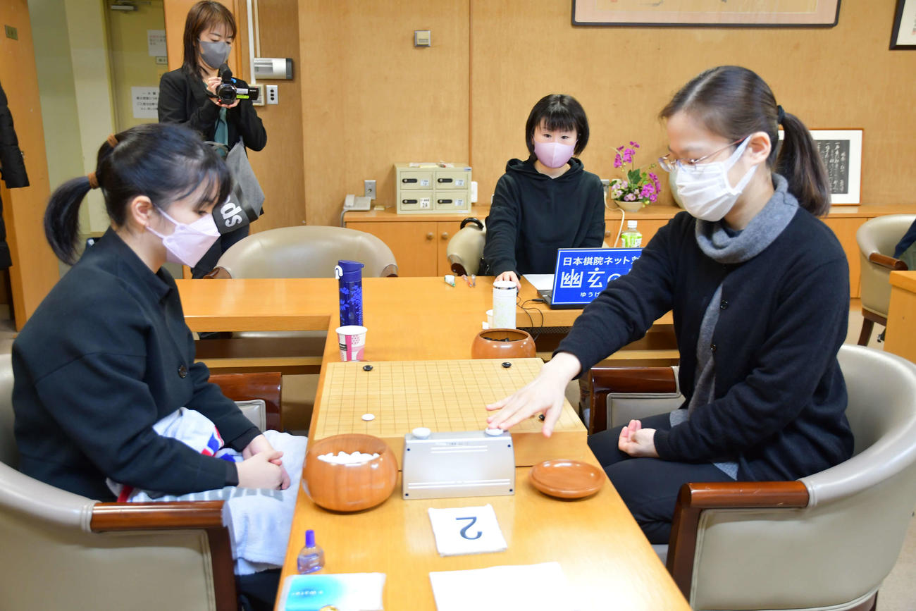 仲邑菫三段（左）は牛栄子扇興杯（右）を下して今年最後の対局を白星で飾った（日本棋院提供）