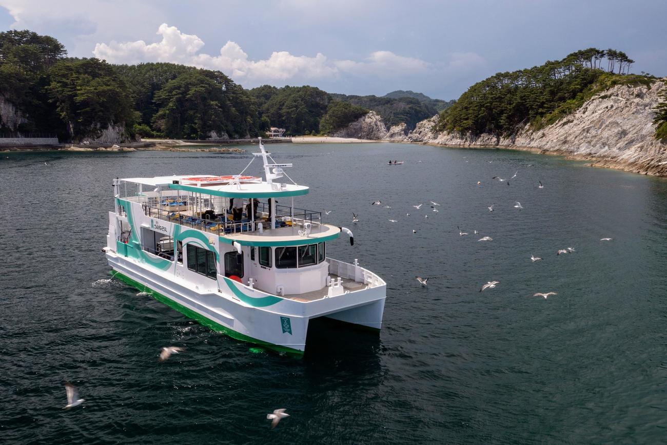浄土ヶ浜周辺海域を巡る遊覧船「宮古うみねこ丸」（宮古市提供）